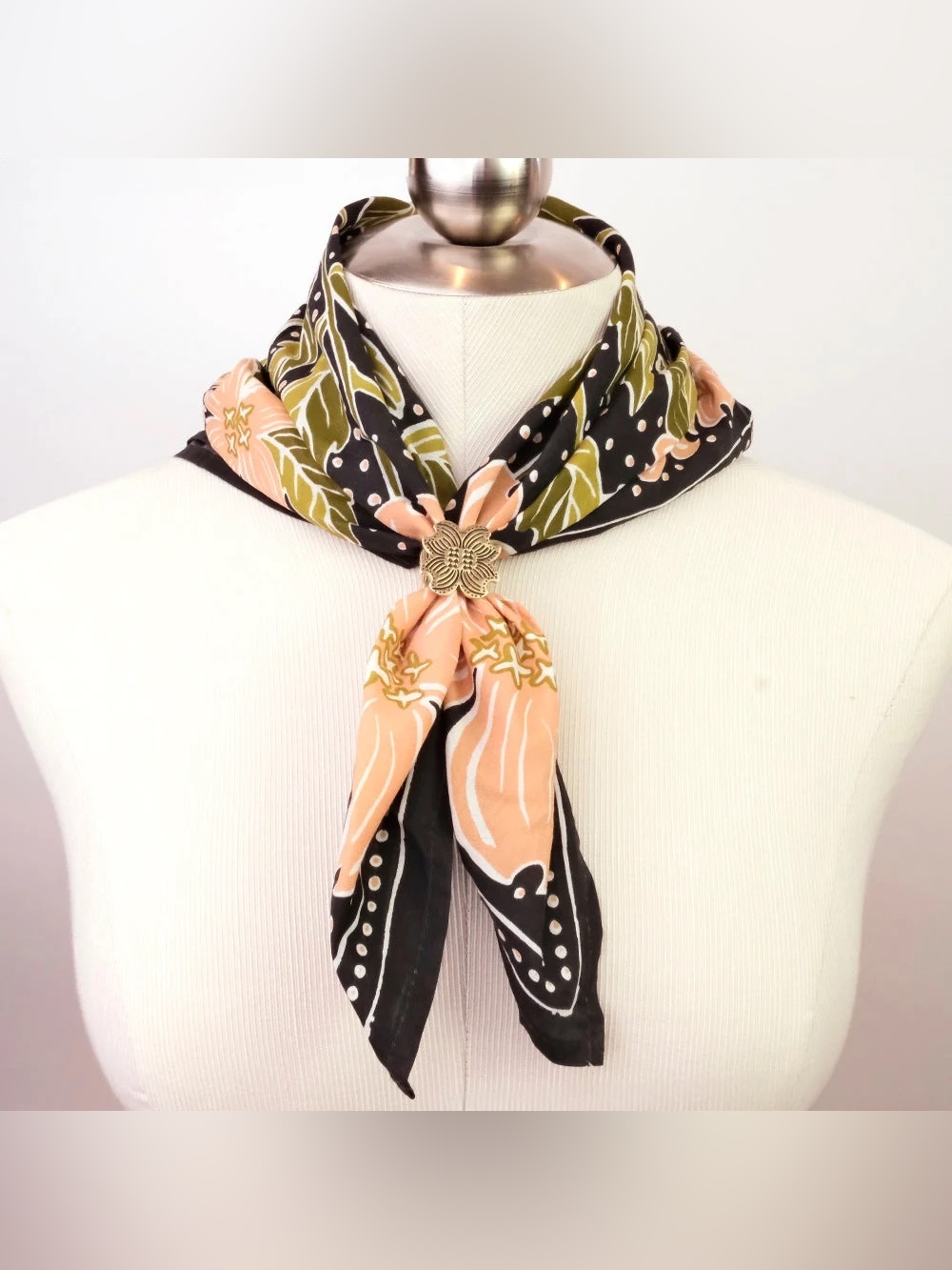 New With Tag Handker Bandanas No. 046 Amy Bandana 22"x22" 100% Cotton $19
